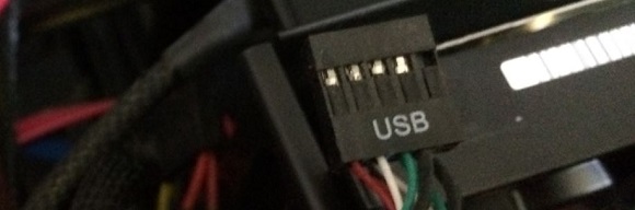 PCケースから出ているUSBコネクタへ挿す配線ケーブル